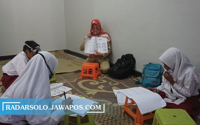 Murtini sedang mengajar siswa SD kelas IV di Dusun Kaligentong, Desa Kendalsari, Kecamatan Kemalang, Klaten.