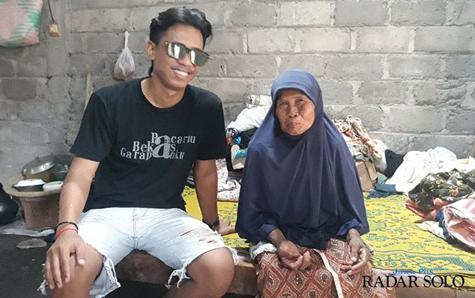 Youtuber asal Klaten Muhammad Sofyan alias Ucup (kiri) bersama Mbah Minto.