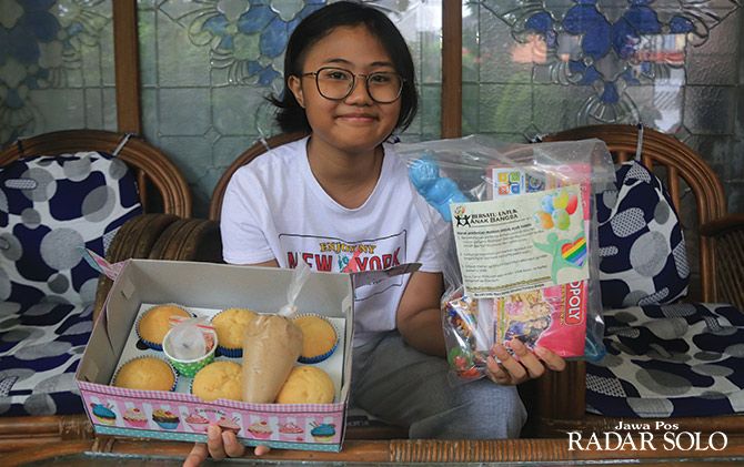 Katarina Kinanthi menunjukkan kue buatanya.