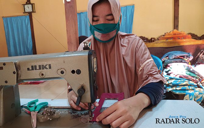Sutantini memakai memakai masker transparan buatannya.