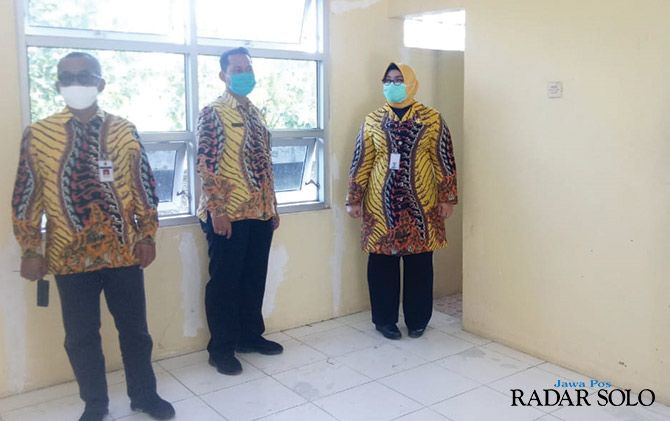 Bupati Sragen Kusdinar Untung Yuni Sukowati (kanan) saat meninjau eks gedung Yapenas yang disiapkan untuk isolasi pasien Covid-19 khusus perempuan.