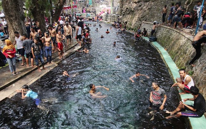 Pengunjung bermain air di Umbul Cokro, Klaten, saat sebelum pandemi Covid-19.