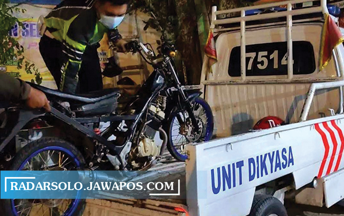 Personel gabungan Polres Karanganyar mengamankan puluhan sepeda motor milik anggota perguruan silat. (RUDI H/RADAR SOLO)