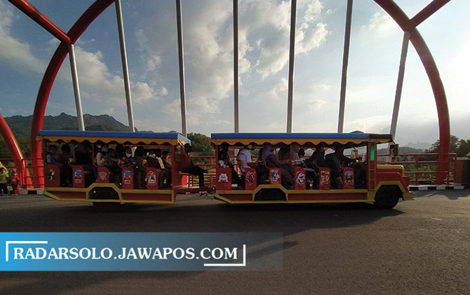 Kereta kelinci melintasi Jembatan Nusantara beberapa waktu lalu.