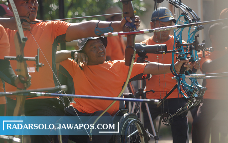 KONSENTRASI: Atlet panahan (NPC) Jateng mengikuti pemusatan latihan di Lapangan BBRSBD Prof Soeharso, Solo, Selasa (31/8) kemarin. (M. IHSAN/RADAR SOLO)