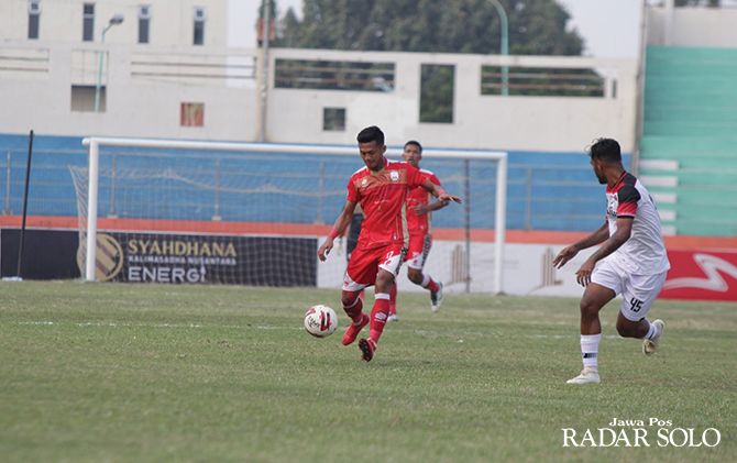 UNGKAPAN KATA HATI: Gelandang Persis musim lalu Dwi Cahyono (kiri) saat melawan Madura FC.