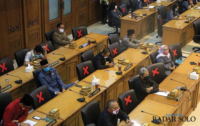 Anggota DPRD Surakarta simak pemaparan LKPJ Wali Kota Surakarta 2019 di Graha Paripurna, Kamis (16/4).