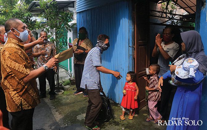 Saiful Komar diantar Wali Kota Surakarta F.X. Hadi Rudyatmo usai menyelesaikan masa karantina di rumah karantina Grha Wisata Niaga, kemarin (21/4).