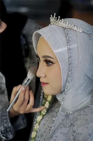 MENAWAN: Pemakaian make up tidak melulu harus dengan brand mahal. (DOK PRIBADI FATASYA AZ ZAHRA AGUSTINA)