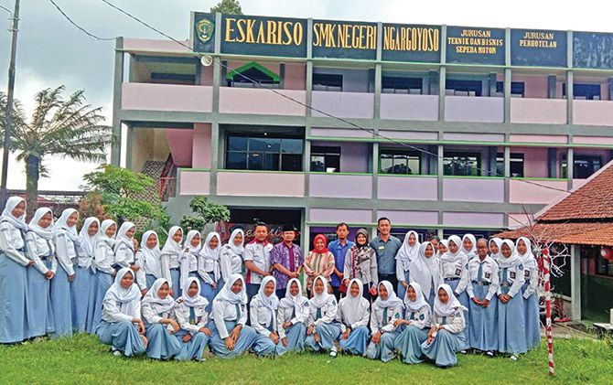 siswa dan guru SMKN Ngargoyoso berpose sebelum pandemi Covid-19.