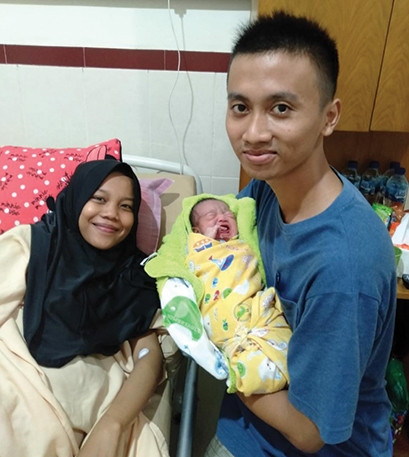 BAHAGIA: Dwi Cahyo bersama istrinya Chintya Kesuma dan buah hatinya Inara Kamilia Bestari. (ISTIMEWA)