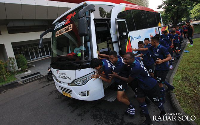 Skuad Persis Solo hobi mendengarkan lagu-lagu Didi Kempot saat di bus menuju tempat latihan.