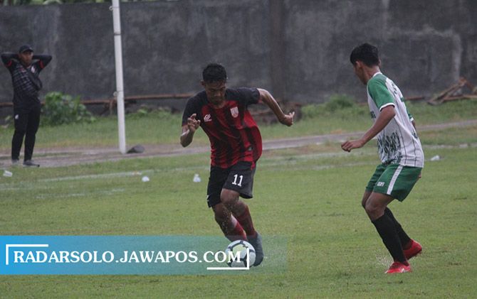 Striker Persis Solo M. Isa (kiri) saat uji coba dengan PS Puma di Lapangan Klumprit Sukoharjo, Januari lalu.