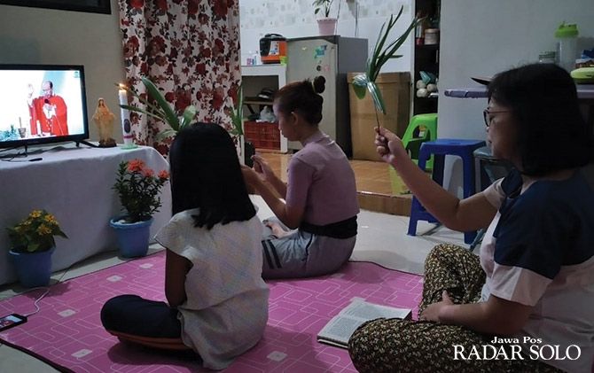 Keluarga di Kartasura beribadah Minggu Palma di rumah melalui video streaming, beberapa waktu lalu.