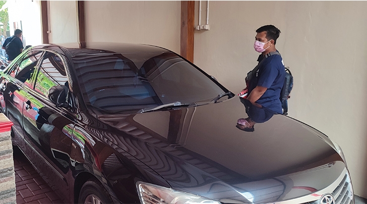 PINJAM PAKAI: Toyota Camry bekas operasional Ketua DPRD sebelumnya akan digunakan Ketua DPRD Sragen. Demi menghemat anggaran, pimpinan DPRD Sragen kembalikan mobil dinas. (AHMAD KHAIRUDIN/RADAR SOLO)