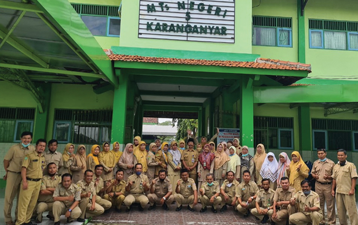 BERKOMPETEN: Guru dan Kepala MTsN 5 Karanganyar. (ISTIMEWA)