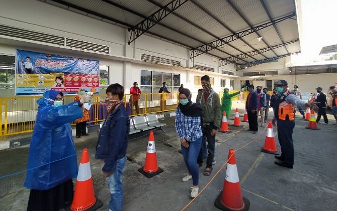 Para penumpang dari Jakarta yang turun di Terminal Giri Adipura Wonogiri dicek suhu tubuh.