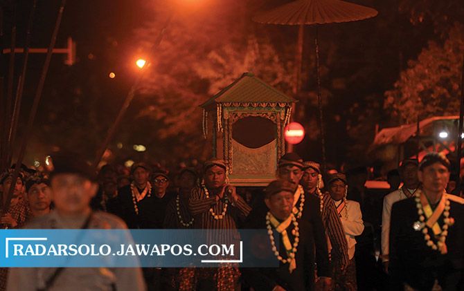 Momen kirab Malam 1 Sura di Kota Solo tahun lalu. Tahun ini agenda kirab di Kota Solo ditiadakan, karena masih pandemi Covid-19.