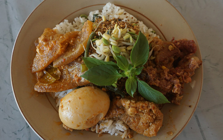 SERBA LENGKAP: Sajian nasi tumpang lethok koyor, telur rebus dan krecek dengan aneka lauk. (ANGGA PURENDRA/RADAR SOLO)
