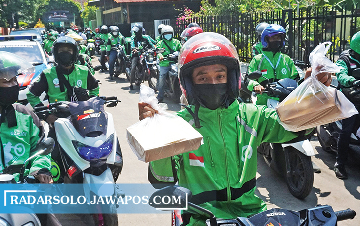 BAWA BERKAH: Sejumlah pengedara ojol yang hendak membagikan apem Yaa Qawiyyu sesuai alamat yang telah ditentukan. (ANGGA PURENDA/RADAR SOLO)