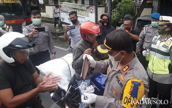 Jajaran Polres Karanganyar menggelar Operasi Keselamatan Candi 2020 dengan membagikan masker ke pengguna jalan.