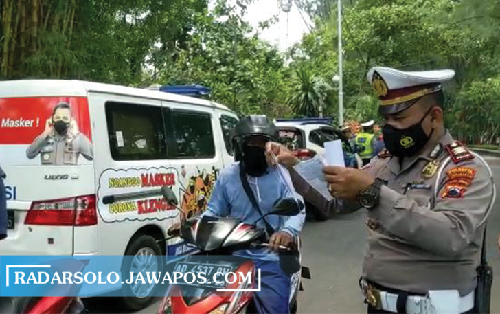 PENGECEKAN: Satlantas memeriksa surat kelengkapan kendaraan beberapa waktu yang lalu. (A. CHRISTIAN/RADAR SOLO)