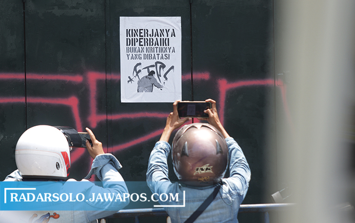 BEBAS KRITIK: Pamflet berisi kritikan terpasang di area pertokoan Jalan Gatot Subroto kemarin (9/7). (M. IHSAN/RADAR SOLO)