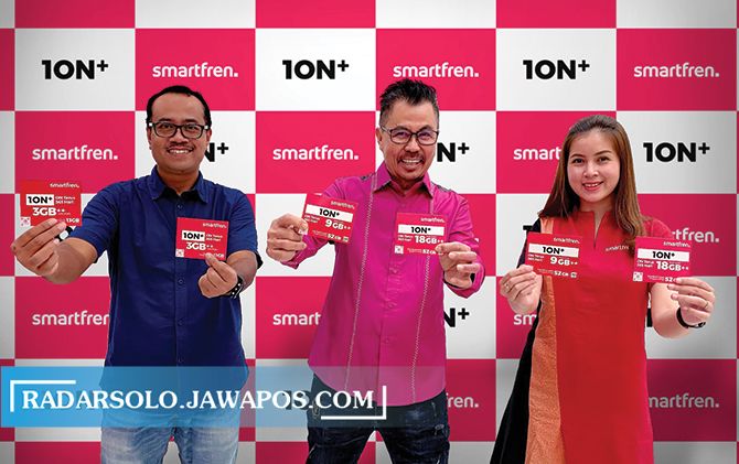 Keterangan pada foto (tengah) Djoko Tata Ibrahim - Deputy CEO Smartfren didampingi (kiri) Sukaca Purwokardjono - Deputy CEO Mobility dan Customer Care Smartfren sedang memperlihatkan varian baru Kartu Perdana 1ON+.