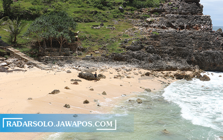 OMBAK BESAR: Pantai Sembukan salah satu andalan pariwisata Wonogiri. Selama pandemi, seluruh objek wisata ditutup. (IWAN ADI LUHUNG/RADAR SOLO)
