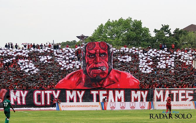 Aksi koreografi Pasoepati tribun utara saat mendukung Persis Solo di Stadion Manahan.