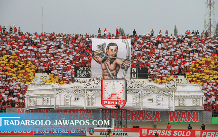 Aksi Pasoepati dukung Persis Solo di Stadion Manahan, 2017 silam. (RADAR SOLO PHOTO)
