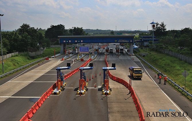 Kondisi Gerbang Tol Colomadu sepi kendaraan pasca penerapan larangan mudik.