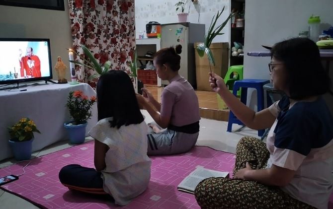 Keluarga Yulius Felix beribadah Minggu Palma di rumah melalui video streaming.