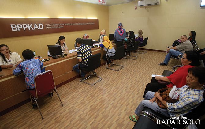 DIPERPANJANG: Pelayanan pajak di kantor BPPKAD Kota Surakarta sebelum ada pandemi virus korona.