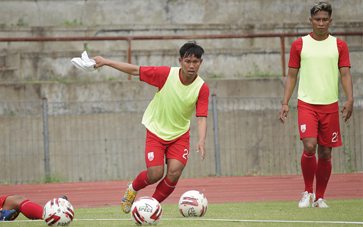 PEMAIN POTENSIAL: Striker belia Persis Solo Wahyu Agung Drajat Mulyono berlatih di Stadion UNS, belum lama ini. Dia dipanggil TC Timnas U-18 tahap ketiga di Jakarta, 13-18 September. (ISTIMEWA)
