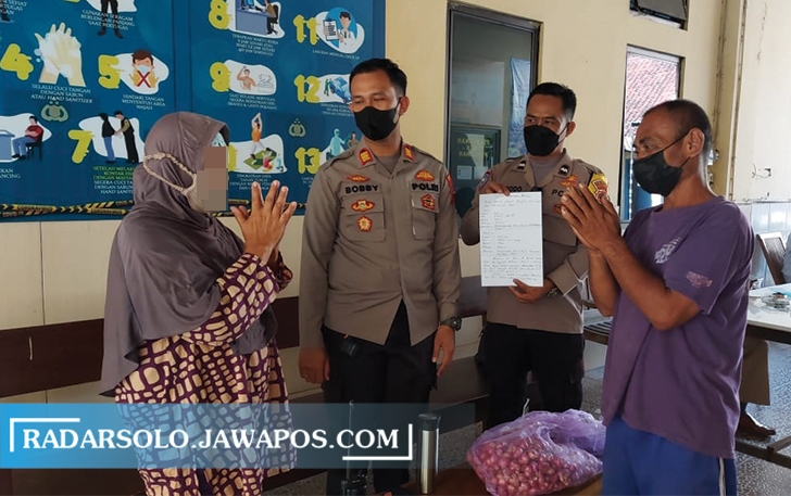 RASA KEMANUSIAAN: Pihak kepolisian dari Polsek Laweyan melakukan mediasi terkait kasus pencurian bawang di Pasar Jongke. (A.	CHRISTIAN/RADAR SOLO)