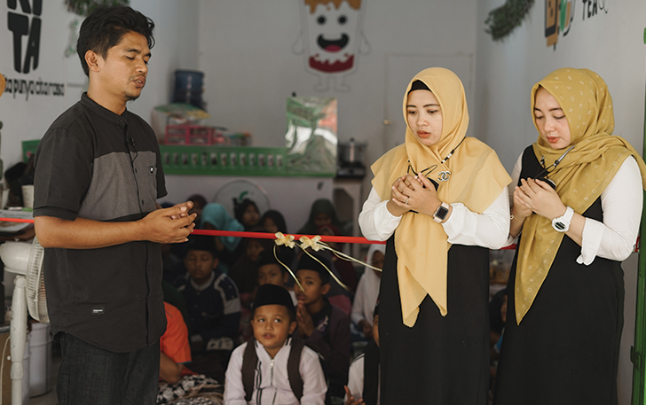 Founder Pentol Gajah dan Lokita Indonesia Nury Pujiati Asturik (dua dari kanan) bersama tokoh agama dan istri dari peracik pentol saat launching Pentol Gajah di outlet pertama di Dusun Wates, Wetan Desa, Bangsri Kecamatan Purwantoro, Senin (13/9) lalu.