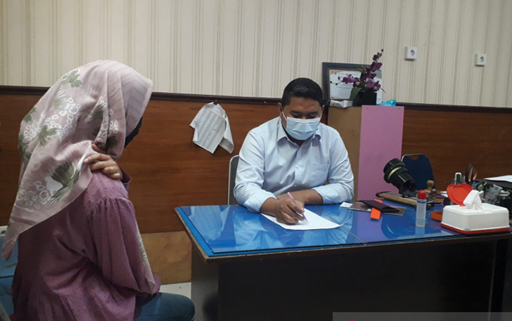 Perempuan berinisial N saat membuat laporan di Unit PPA Satreskrim Polresta Padang, Senin (27/9). (ANTARA)