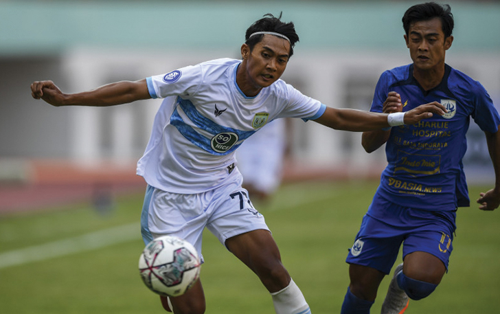 Pemain Persela Lamongan Malik Risaldi (kiri) berusaha melewati hadangan pemain PSIS Semarang Pratama Arhan Alif Rifai (kanan) dalam lanjutan Liga 1 2021-2022 di Stadion Wibawa Mukti, Cikarang, Jawa Barat, Sabtu (4/9) lalu. (ANTARA)