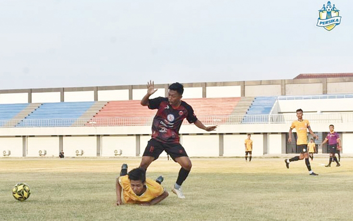 Pemain Persika Karanganyar terjauh melawan PSIP Pemalang di Stadion Mochtar Pemalang, Sabtu (4/9). (OFFICIAL PERSIKA KARANGANYAR)