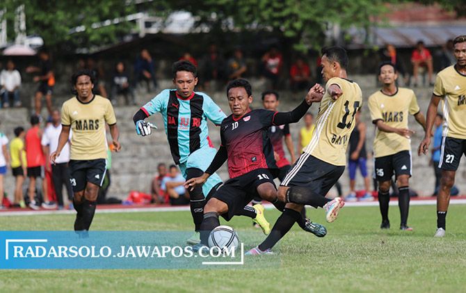 Striker Persis Solo Tri Handoko dikawal dua pemain PS Mars saat hendak mencetak gol di sesi uji tanding di Stadion Sriwedari, 2017 silam.