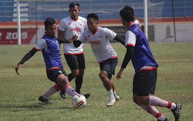 Para pemain Persis Solo saat berlatih di Stadion Wilis, saat masih menjadi musafir musim lalu.