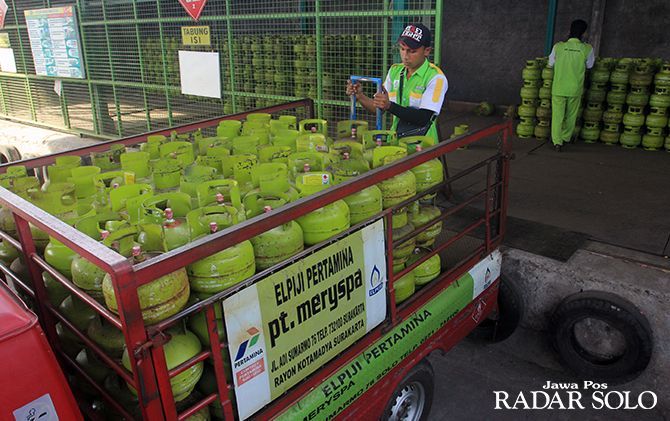 Petugas menurunkan elpiji 3 kg ke salah satu pangkalan. (RADAR SOLO PHOTO)