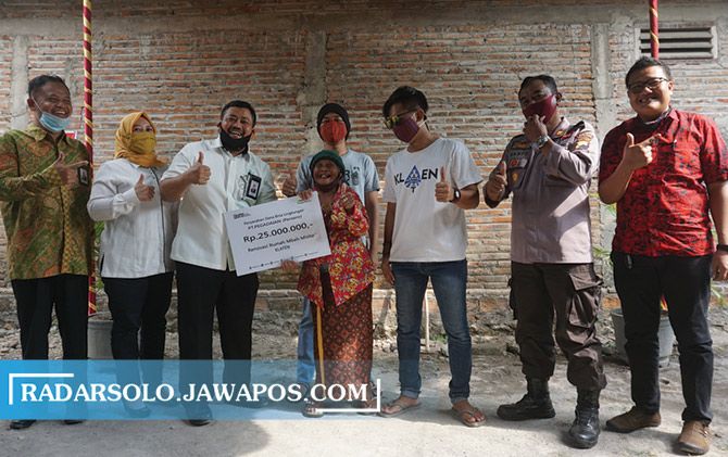 Mbah Minto terima bantuan dana bina lingkungan dari PT Pegadaian (Persero), kemarin.