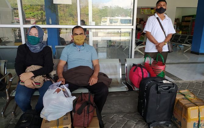 Warga yang siap berangkat menuju perantauan di Terminal Induk Giri Adipura Wonogiri, Selasa (16/6).