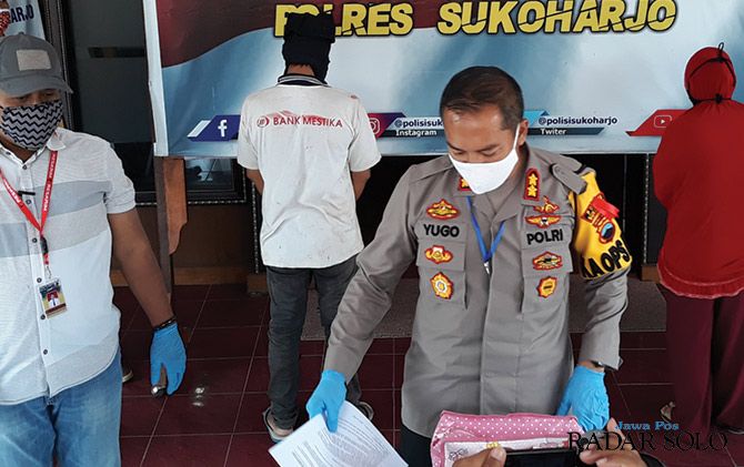 Kapolres Sukoharjo AKBP Bambang Yugo Pamungkas menunjukkan barang bukti kejahatan pasutri asal Nglawu, Desa Telukan.
