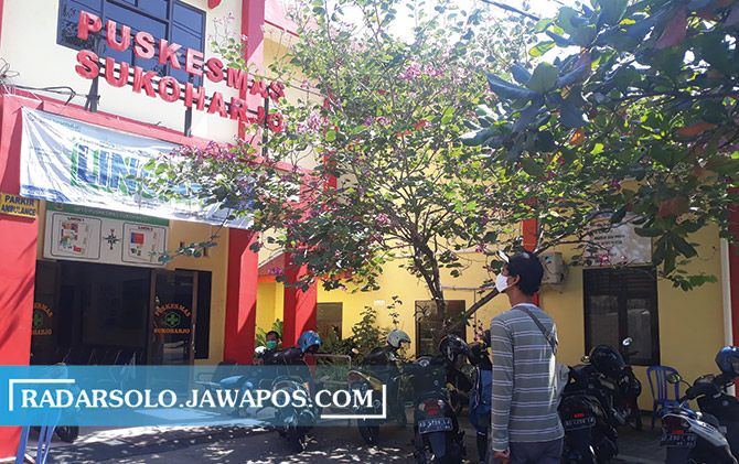 Warga mengakses layanan kesehatan di Puskesmas Sukoharjo Kota, Jumat (31/7).