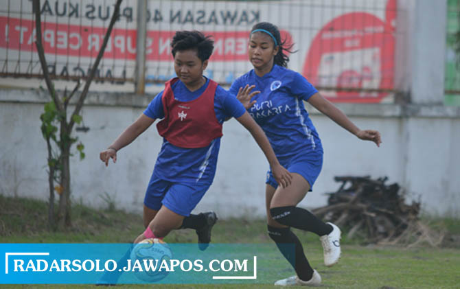 Pemain Putri Surakarta berlatih di lapangan Jajar.