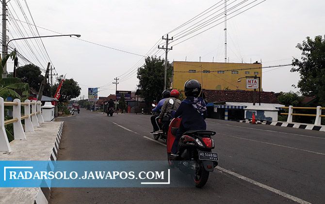 Pengendara melintas di ruas Sukoharjo-Wonogiri tepatnya di Jembatan Kepuh, Kecamatan Nguter, kemarin. Lokasi ini merupakan titik padat kendaraan.