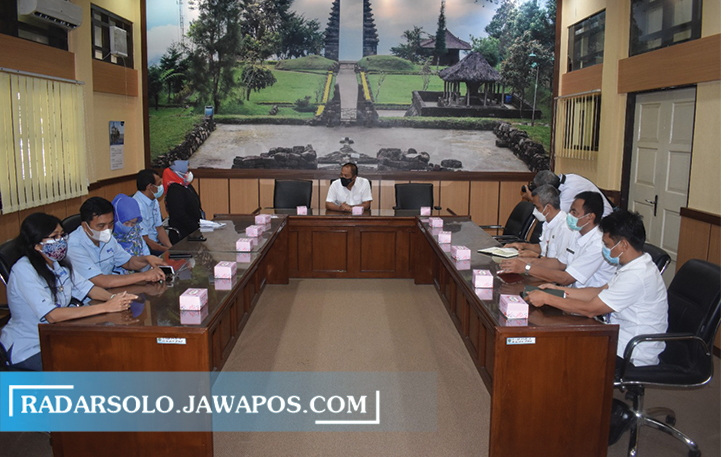 AUDIENSI: Bupati Karanganyar Juliyatmono saat melakukan audiensi bersama dengan LPP RRI di Kantor Bupati Karanganyar, Rabu (8/9) pagi. (RUDI HARTONO/RADAR SOLO)
